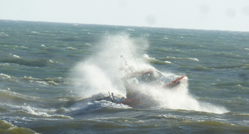 Whanganui Coastguard Rescue vessel 23 Dec 2021 Rescue of Kayaker Garry Hawkins 2 001 v2